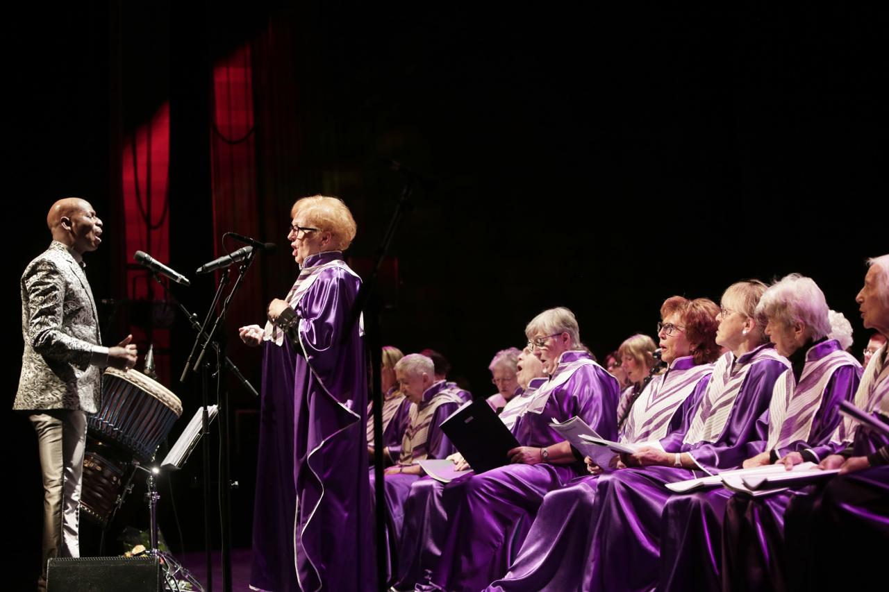 Robert Bodja jouant du djembé avec un choeur de gospel