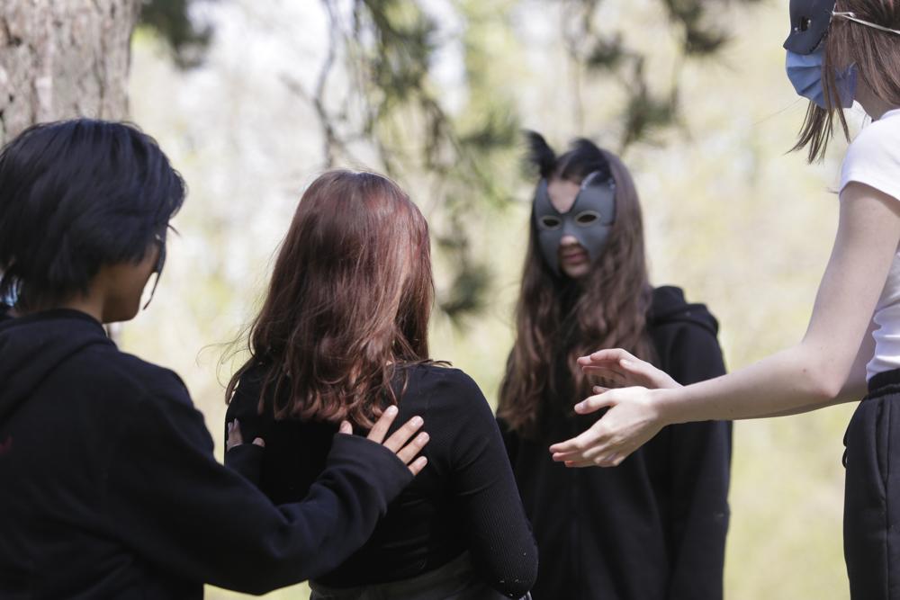 Adolescents masqués jouant ensemble