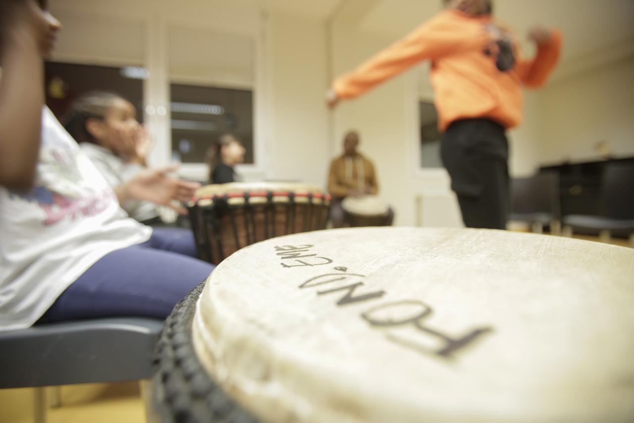 Atelier de djembé avec des enfants