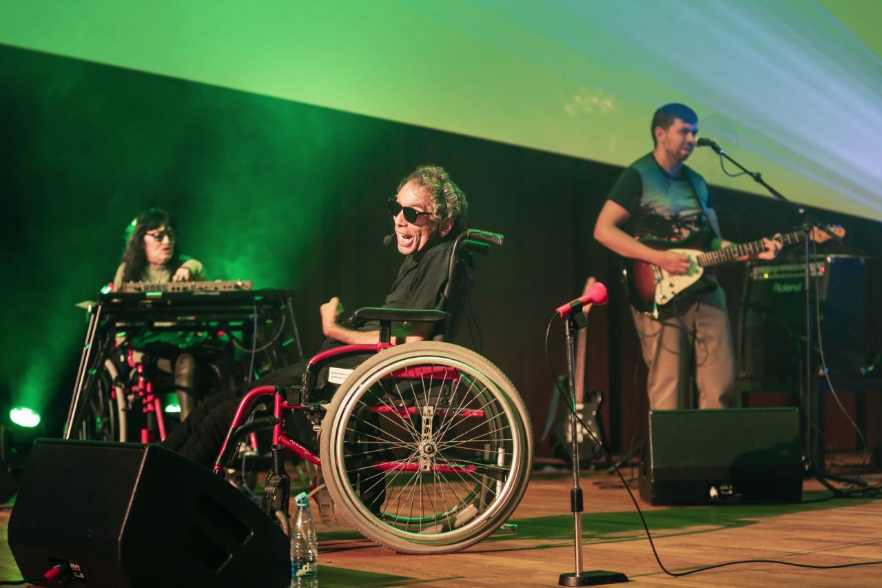 Un chanteur en fauteuil roulant sur scène