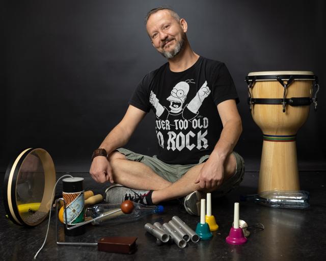 Un homme avec ses instruments de percussion