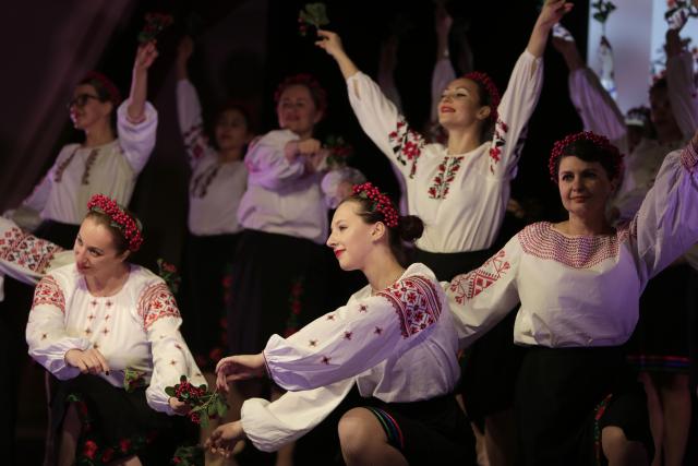 Des femmes en habits traditionnels ukrainiens dansant ensemble