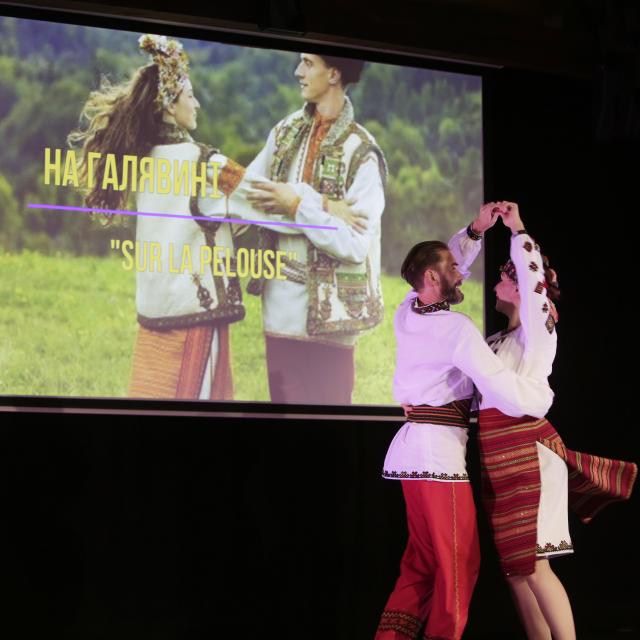 Un couple en habits traditionnels ukrainiens dansant ensemble