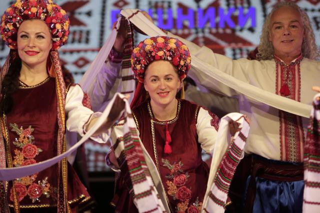 Des femmes en habits traditionnels ukrainiens dansant ensemble