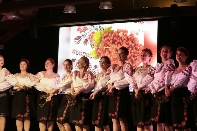 Des femmes en habits traditionnels ukrainiens dansant ensemble