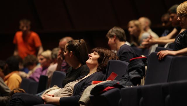 Un public dans une salle de concert