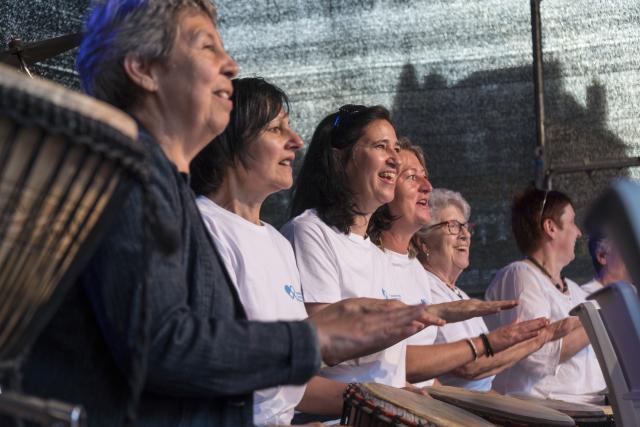 Des personnes jouant du djembé ensemble