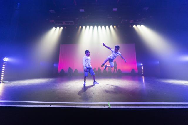 Deux jeunes dansant sur scène