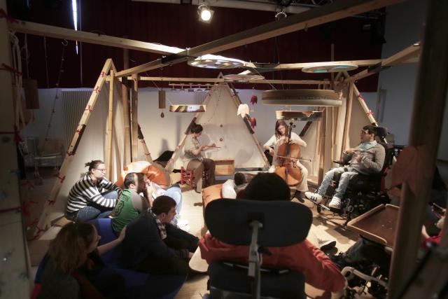 Une installation musicale avec un groupe d'enfants en fauteuil roulant