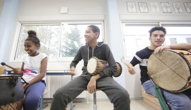 Des enfants jouant du djembé