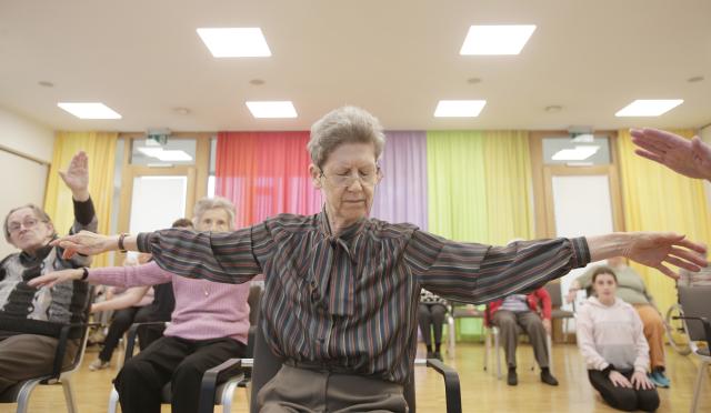 Des personnes tendant les bras à l'horizontal