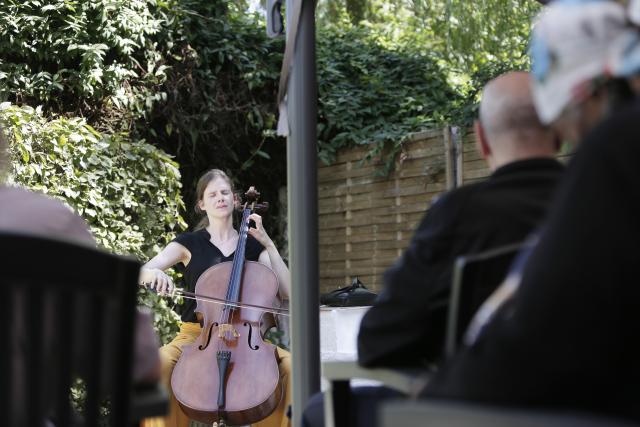 Une femme jouant du violoncelle