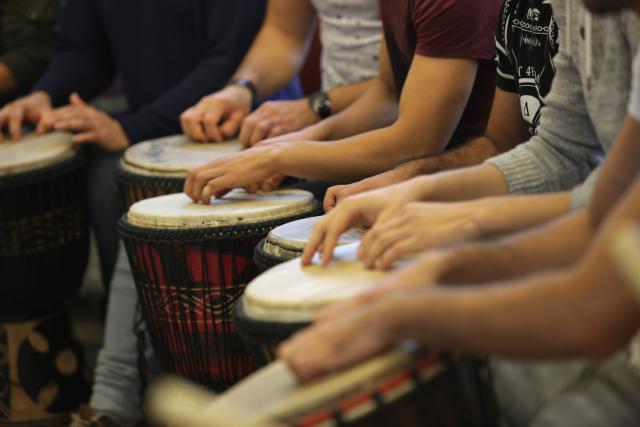 Des hommes jouant du djembé ensemble