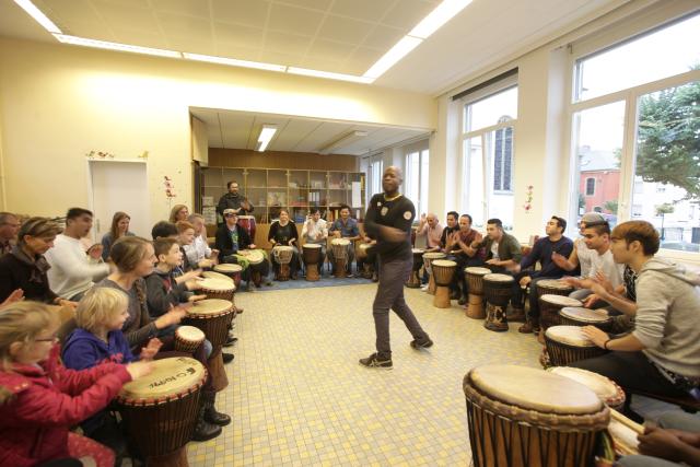 Un groupe de personnes jouant du djembé ensemble