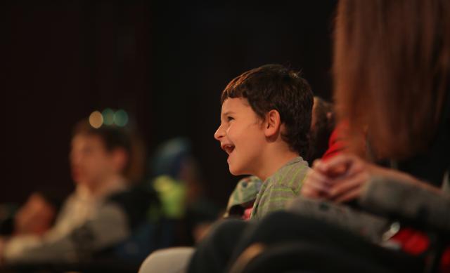 Un enfant dans le public rigolant