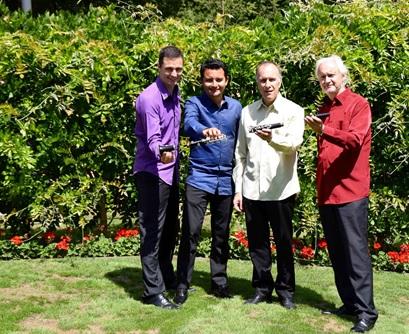 Un groupe de musicien debout, montrant leurs clarinettes