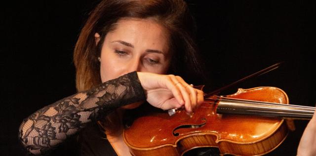 Une femme qui joue du violon