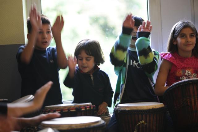 Des enfants jouant du djembé