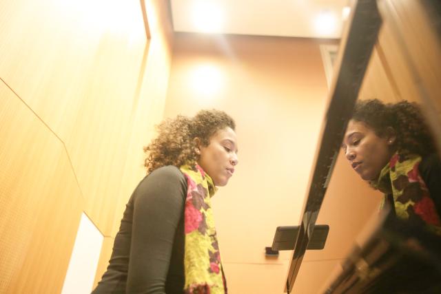 une femme qui joue au piano