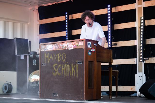 un homme qui joue l'orgue