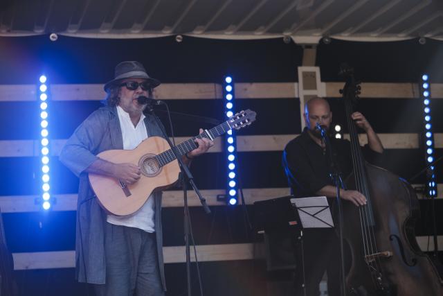 Un homme qui joue la guitarre