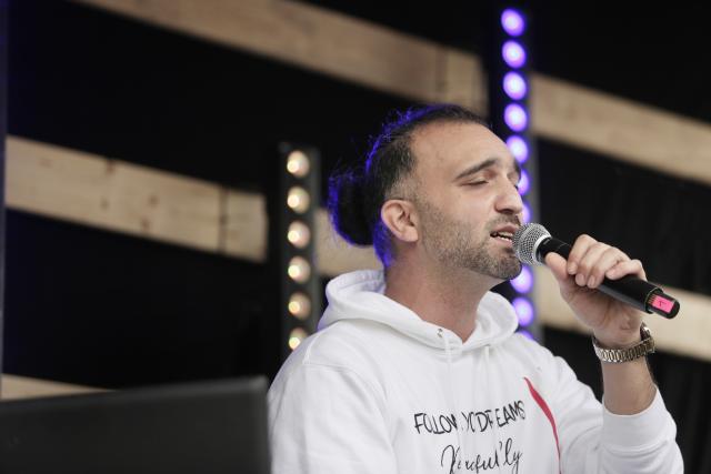 un homme qui tient un micro et chante