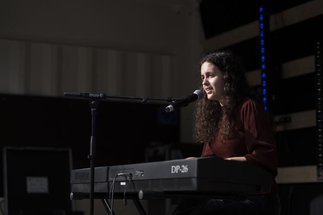 une fille qui chante