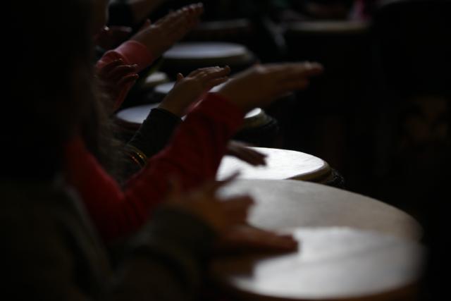 Des personnes jouant du djembé ensemble