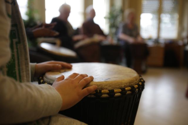 Des personnes jouant du djembé ensemble