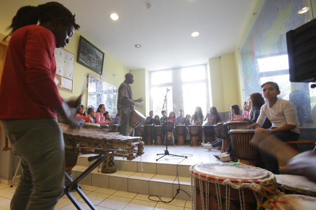 Des personnes jouant du djembé ensemble