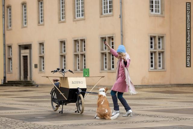 une femme qui danse avec un chien