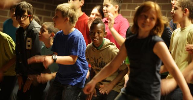 Enfant dansant ensemble et souriant