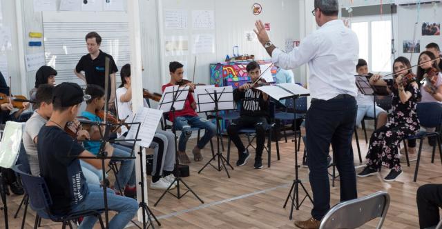 Des enfants dans une classe jouant de la musique ensemble