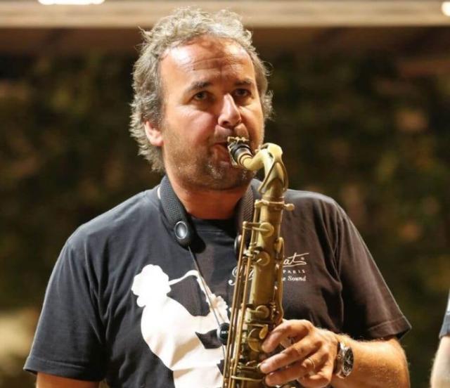 Un homme qui joue du saxophone