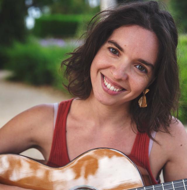 Une femme qui sourit et qui joue de la musique