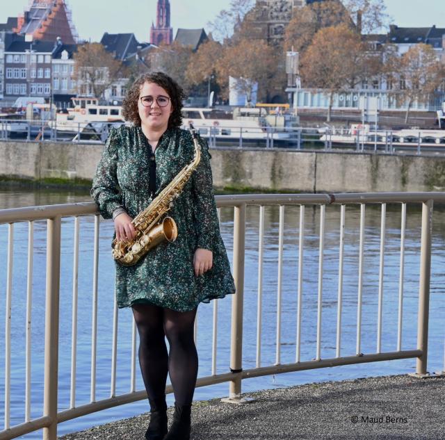 une dame qui tient un saxophone