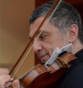 A man in profile playing the violin