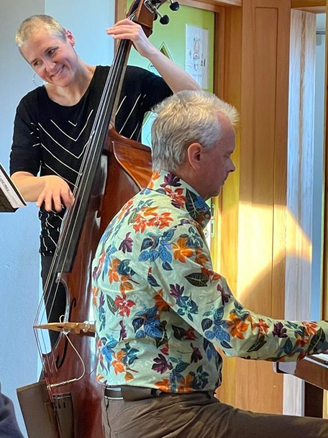 Une femme à la contrebasse et un homme au piano