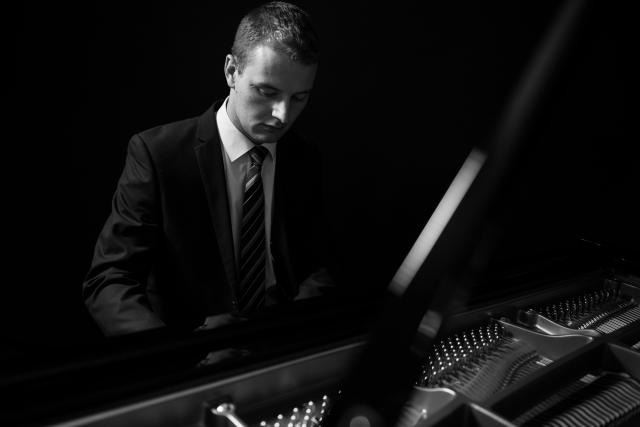 Homme qui joue du piano 