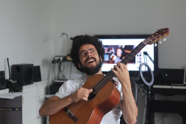 Un homme qui joue de la guitare 