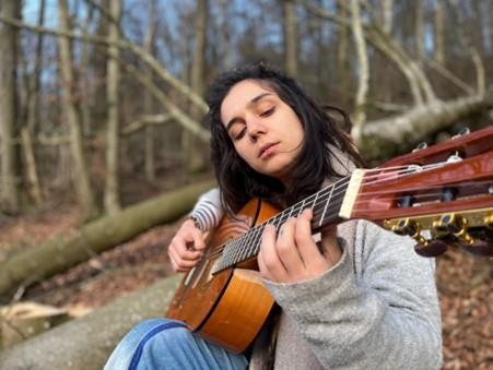 Une femme qui joue de la guitare