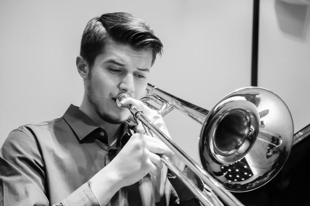 Un homme qui joue le trombone