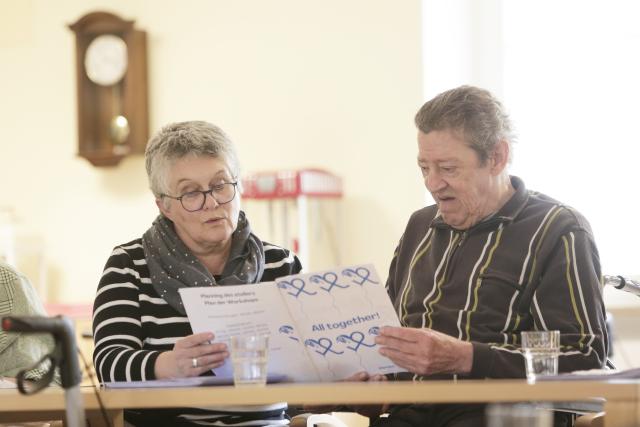 deux personnes qui lisent le texte